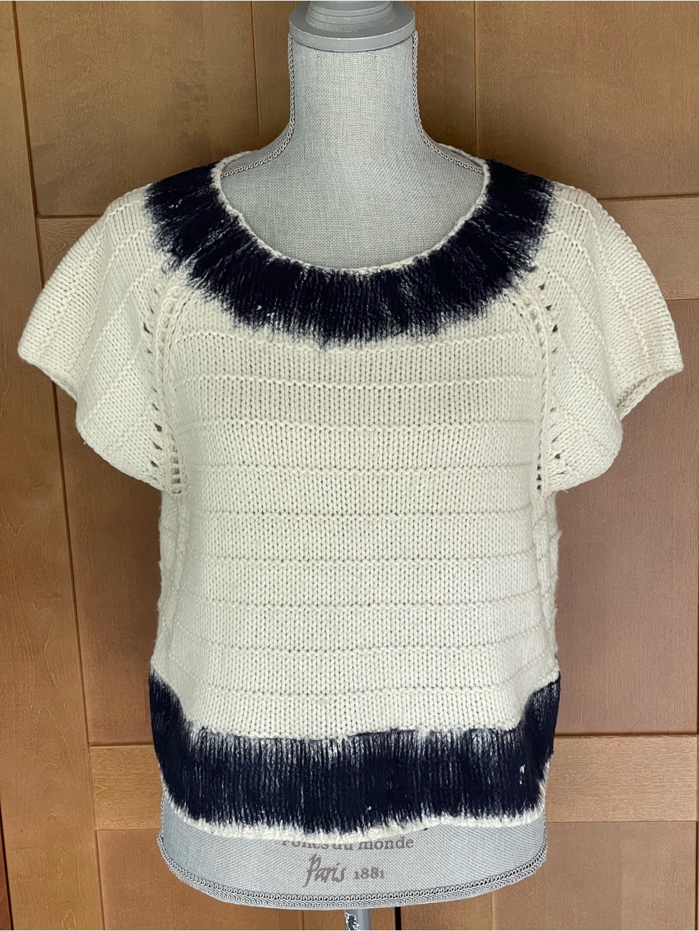 ANTHROPOLOGIE / Field Flower Ivory Short Sleeve Knit Top with Blue Felt Trim - S